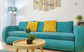Sunshine - New & Quiet 1Br Apt, Business Area, Close To Airport, Highway A3, Subway